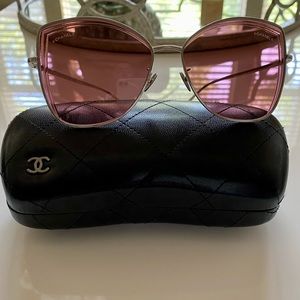Chanel women sunglasses with rose tint lenses!